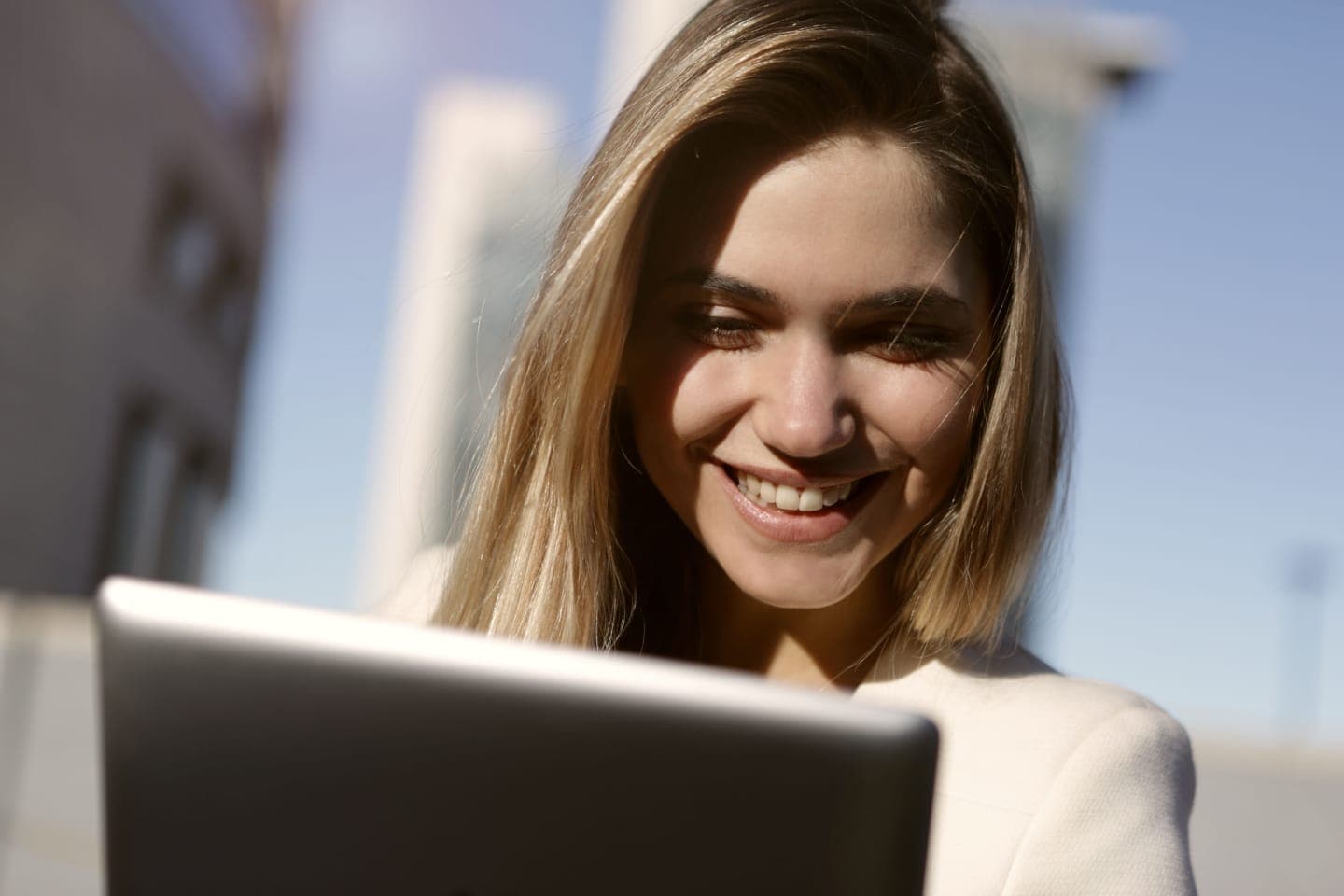 Profissional consultando um tablet ao ar livre