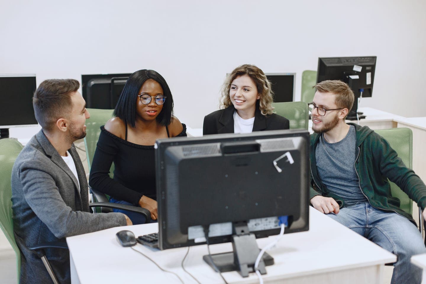 Equipe testando um sistema em conjunto no computador