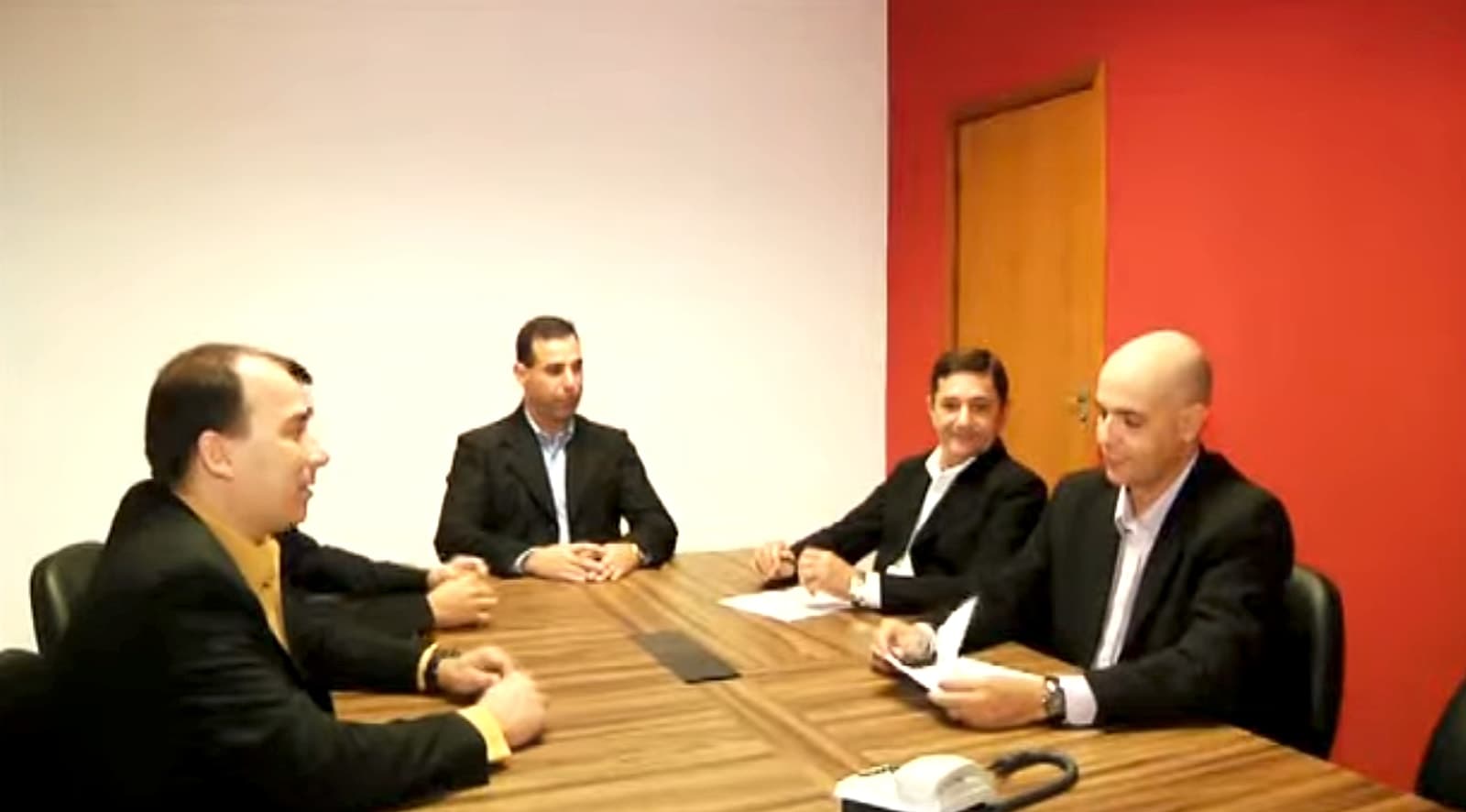 Sócios da Pratic Sistemas reunidos em sala de reunião